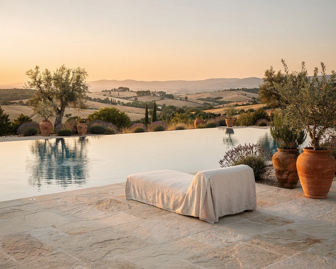 Piscine et jardin contemporain au coucher de soleil